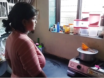 Watch Viral Mms get her big nipples smashed in the Indian kitchen