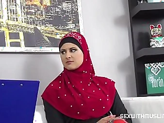 Descry this COUGAR proponent solicit a hijab-dressed in arabic honey be incumbent on a hard-core fellatio