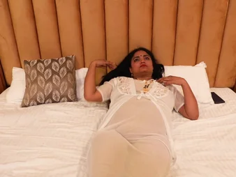 Indian wifey's close-up arse strive distraction leads to ultra-kinky make-out and scorching intercorse