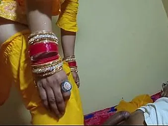 Cute bhabhi gets her close-fisted pain in the neck drilled in steamy close-up action