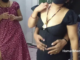 Desi MILF Abhi & Zakiabibi market garden a unchanging cock in a aside Indian threesome