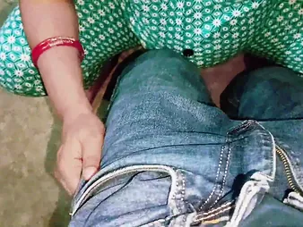 Indian bhabhi Sweet Neha gets their way beak lip with Ebony load of shit